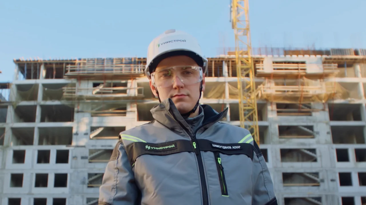 Топ-менеджер в каске и спецовке на стройке в роли прораба