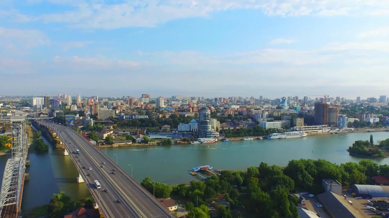 Аэросъёмка города с рекой и мостом